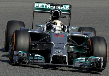 Hamilton ratifica su poderío y lidera entrenamientos en Barcelona