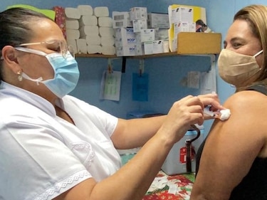 Costa Rica supera los 2 millones de vacunados contra la Covid-19, informa el presidente Alvarado