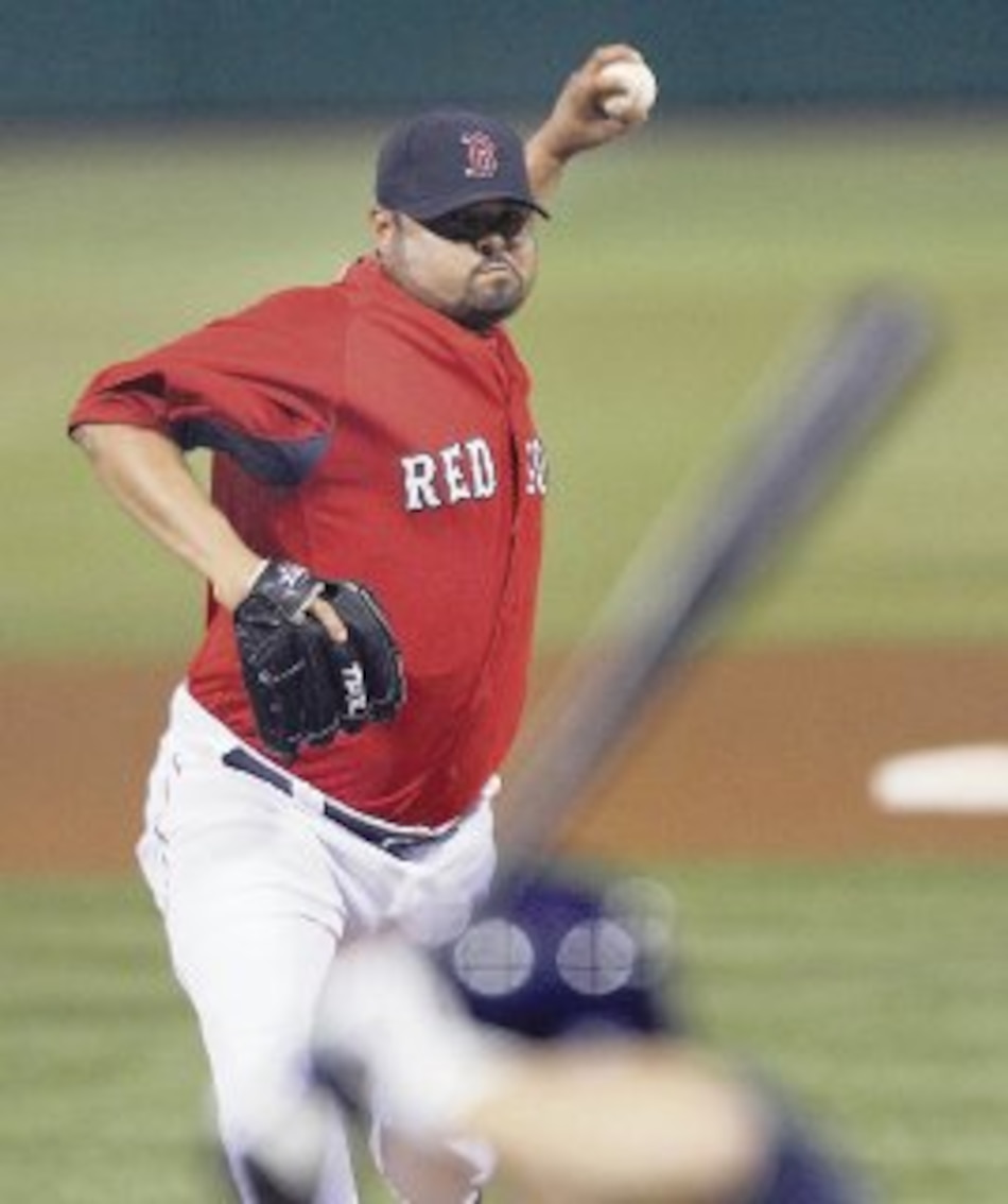 Boston decide firmar al lanzador Reyes