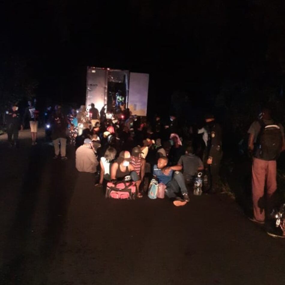 Rescatan a 126 migrantes en un contenedor en Guatemala