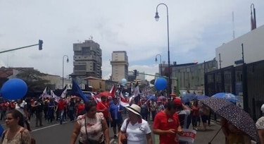 Protestas de taxistas y educadores provocan caos en capital de Costa Rica