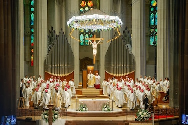 El papa bendice la Torre de Jesús de la Sagrada Familia, obra del ‘arquitecto de Dios’
