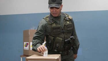 Fuerzas Armadas expresan ‘indignación’ por retiro de imágenes de Chávez