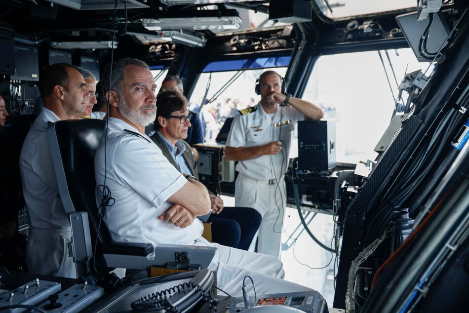 El rey presencia las regatas de la Copa del América desde el portaeronaves ‘Juan Carlos I’