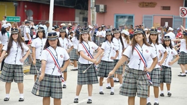 Delegaciones estudiantiles rinden honor a la patria