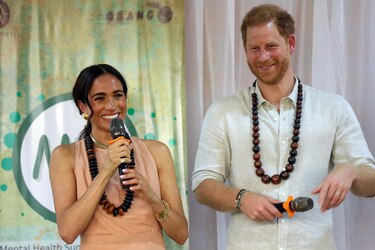 El príncipe Harry y Meghan bailan en un colegio y se reúnen con el Ejército en Nigeria