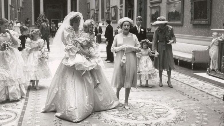 Fotografías inéditas de la boda de Diana de Gales con Carlos conmueven al público británico