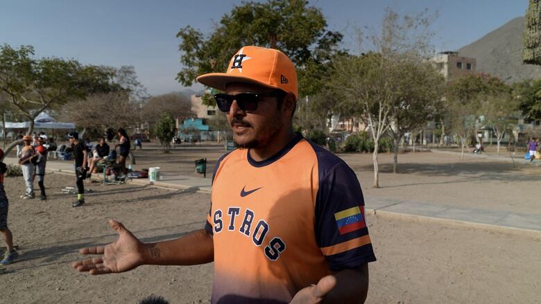 Los niños migrantes venezolanos en Perú que están utilizando el béisbol para reconectarse con su país