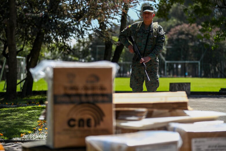 Avanza la distribución de paquetes electorales para los comicios de Ecuador