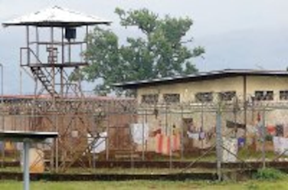 Investigan a tres custodios