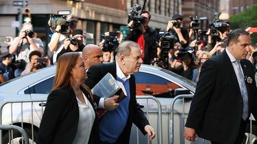 Harvey Weinstein se entrega en una estación de policía en Nueva York