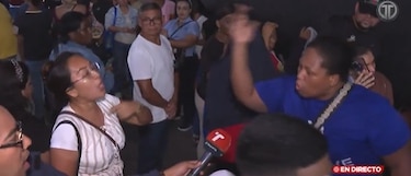 Largas filas y aglomeración en la entrega de tarjetas del PASE-U en Los Andes Mall