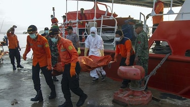 Cadáveres recuperados del avión de AirAsia ya suman 100