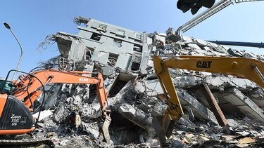 Socorristas salvan a más sobrevivientes de sismo en Taiwán