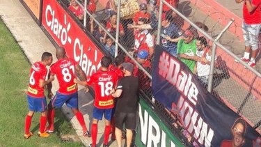 Video: Felipe Baloy tiene cruce de palabras con un aficionado