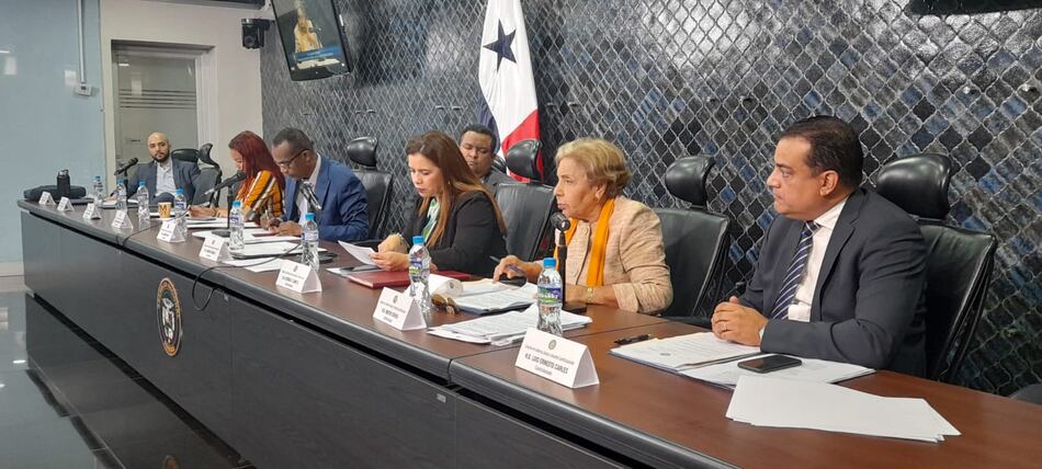 Cortizo dijo a los periodistas ‘váyanse tranquilos’, pero la Asamblea continuará las consultas sobre el proyecto de ley 1031