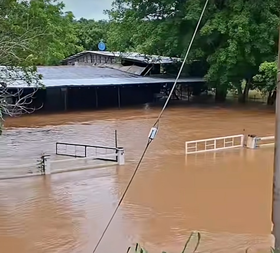 Desbordamiento del río La Villa en Los Santos afecta a 12 viviendas