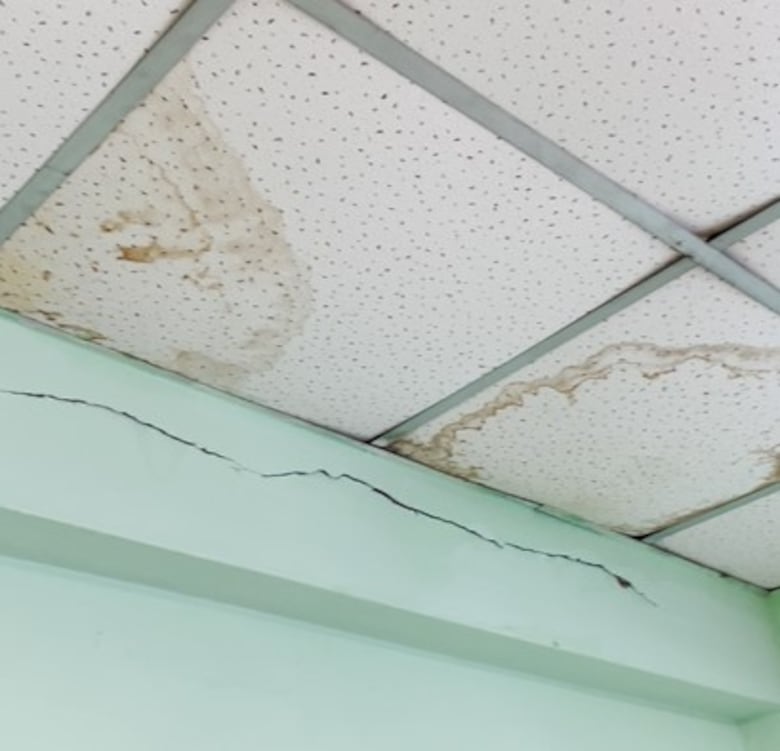 La crisis oculta de las escuelas públicas: estructuras en ruinas y estudiantes en riesgo