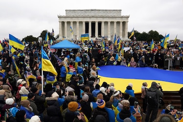 Cientos de personas se manifiestan en la capital de Estados Unidos en apoyo a Ucrania