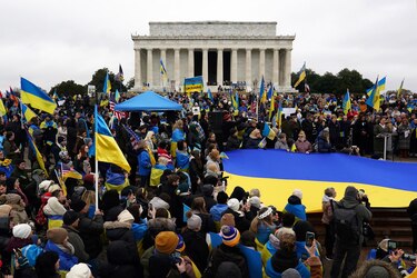 Cientos de personas se manifiestan en la capital de Estados Unidos en apoyo a Ucrania
