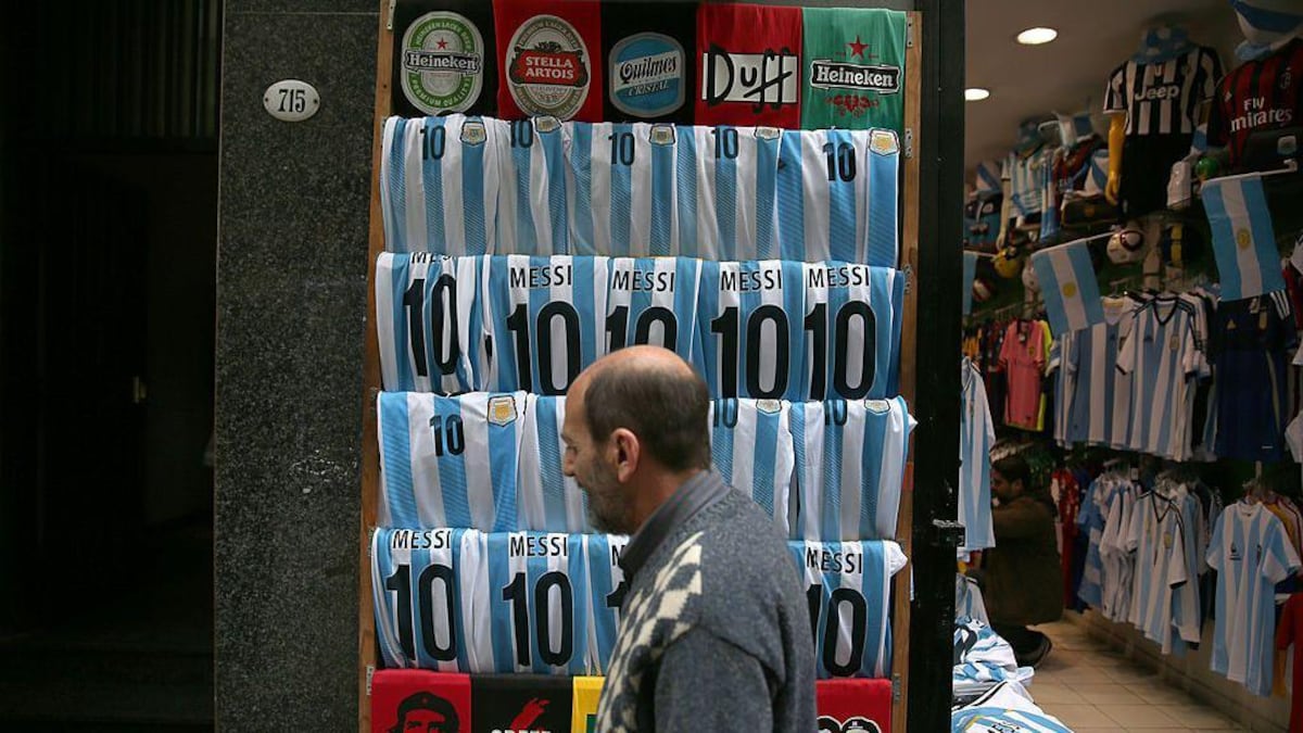 Por qué es tan cara la ropa en Argentina y hasta el gobierno promueve comprarla en el extranjero