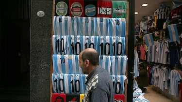 Por qué es tan cara la ropa en Argentina y hasta el gobierno promueve comprarla en el extranjero