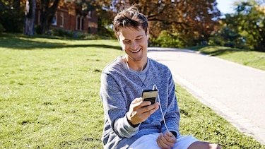 El resurgir de los audífonos con cable ante las críticas contra los inalámbricos