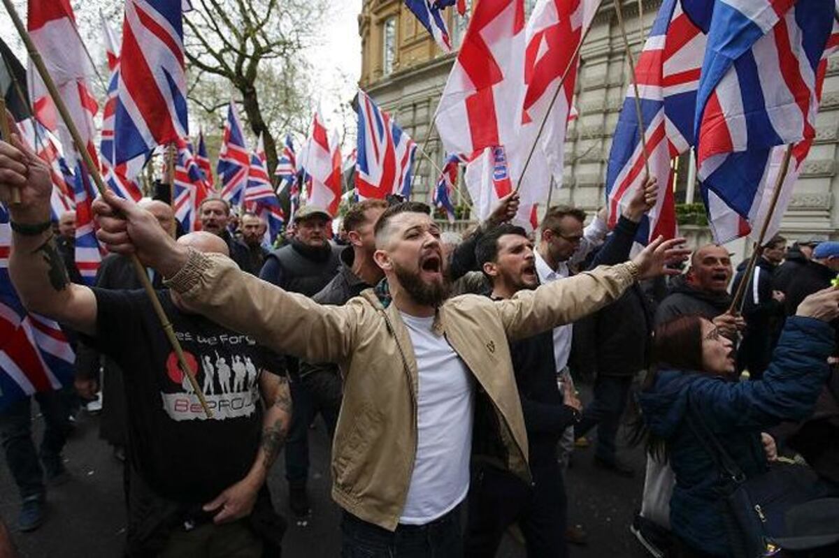Extremistas de derecha chocan con antifascistas en Londres