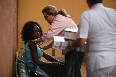 Ministerio de Salud vacuna y atiende sanitariamente a migrantes varados en terminal de Albrook