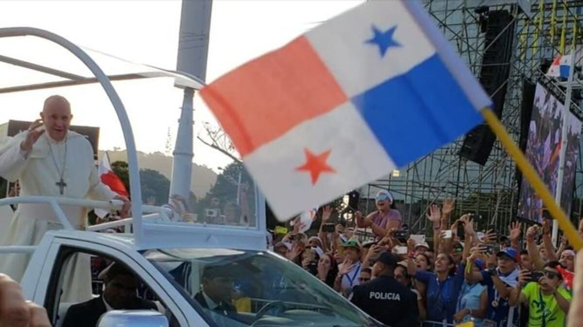 El papa Francisco arriba al Campo Santa María La Antigua.
