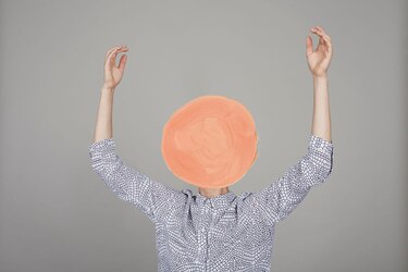 Qué aprendió la periodista que diseñó un experimento para cambiar su personalidad y ser más feliz