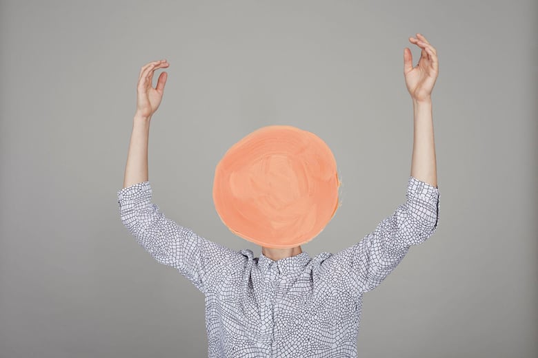 Qué aprendió la periodista que diseñó un experimento para cambiar su personalidad y ser más feliz