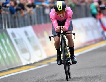 Yates resiste y sigue de líder
