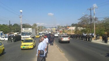 Despejan vía en La Doña; varios conductores de buses son retenidos