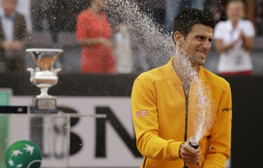 Djokovic vence a Federer en Italia y extiende su racha de triunfos