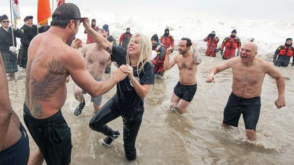 Lady Gaga se zambulle en lago helado por las Olimpiadas Especiales