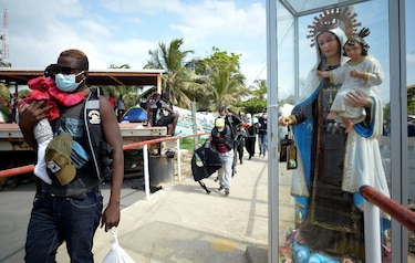 Tras quedar varados en Colombia, 700 migrantes retoman su travesía e ingresan al Tapón del Darién