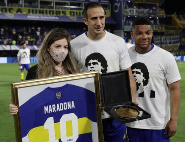 Emoción, ovaciones y lágrimas en día de homenaje del fútbol argentino a Maradona