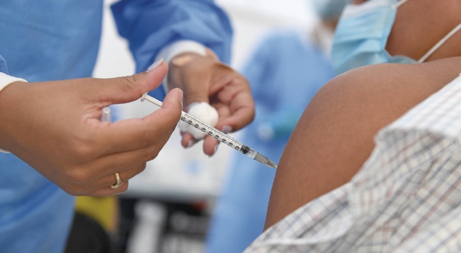 Magnetismo, la nueva mentira sobre las vacunas de Covid-19