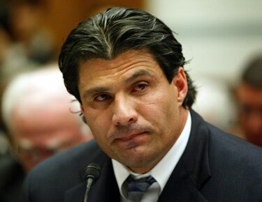 José Canseco se dispara accidentalmente en la mano izquierda
