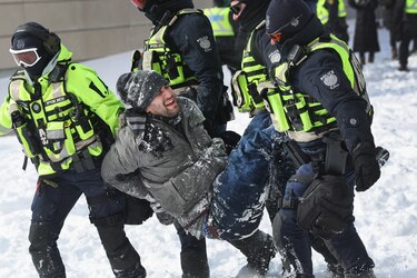 La policía de Canadá detiene a 70 manifestantes en Ottawa