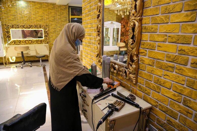 Los talibanes prohíben los salones de belleza para mujeres en Afganistán