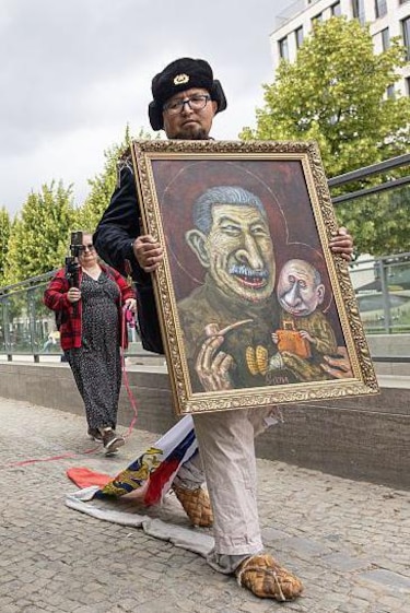 El artista ruso crítico de Putin que fue asesinado a tiros en Polonia