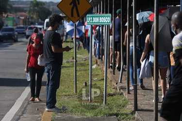 Largas filas de personas, en su mayoría jóvenes, durante el primer día de barridos en 8 circuitos del país