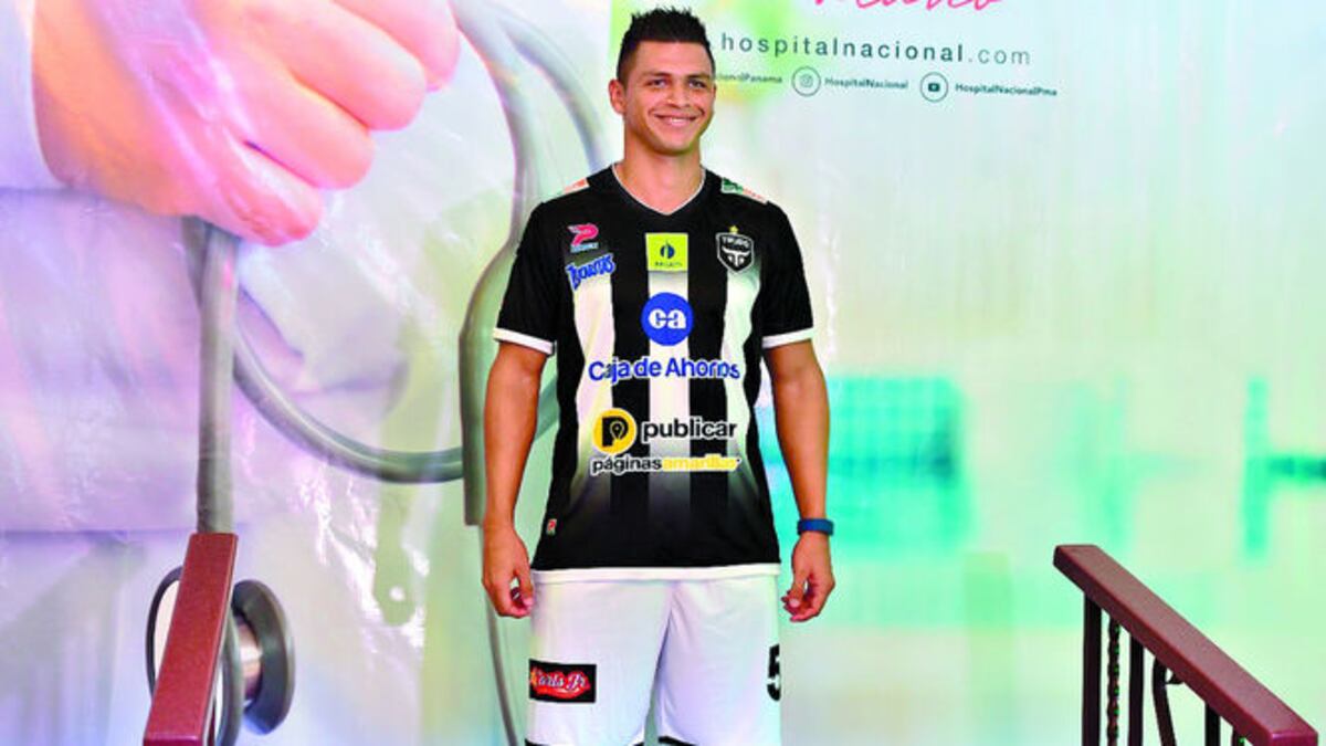 El venezolano Frank Piedrahita posa con la nueva camiseta del Tauro FC y su nuevo escudo para este torneo Apertura de la LPF.