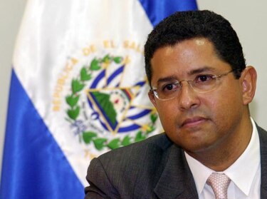 Expresidente salvadoreño se convierte en prófugo por presunta corrupción