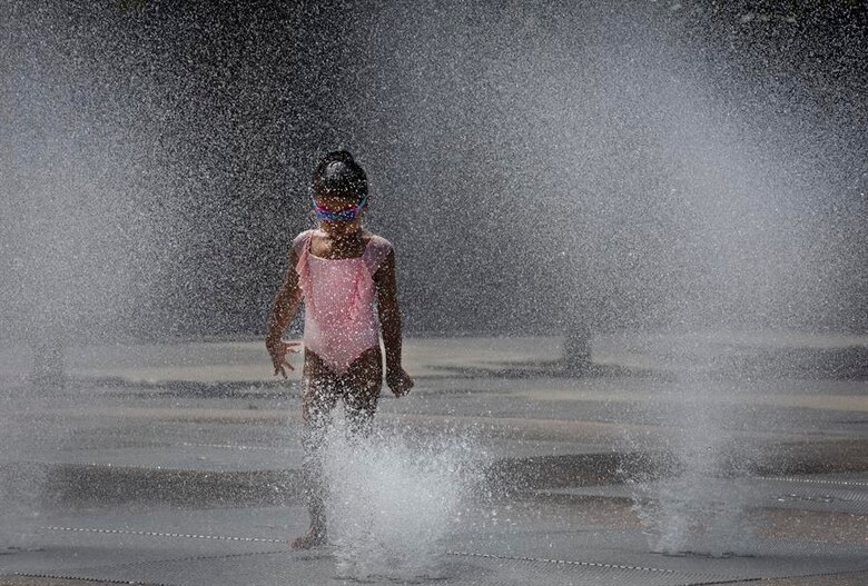 Padres: ¿Cómo afrontar el calor producto de las altas temperaturas y proteger a nuestros hijos?