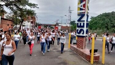 Tachan de contrabandistas a venezolanas que forzaron cruce a Colombia