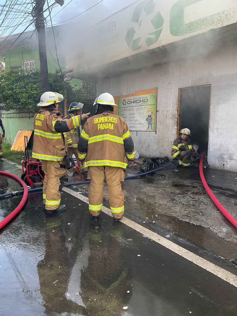 Incendio en una recicladora de Calidonia moviliza a varias estaciones del Cuerpo de Bomberos