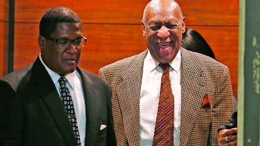 Cosby bromea en el juzgado